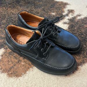 Ecco Black Leather Oxfords with Moc-Toe Design